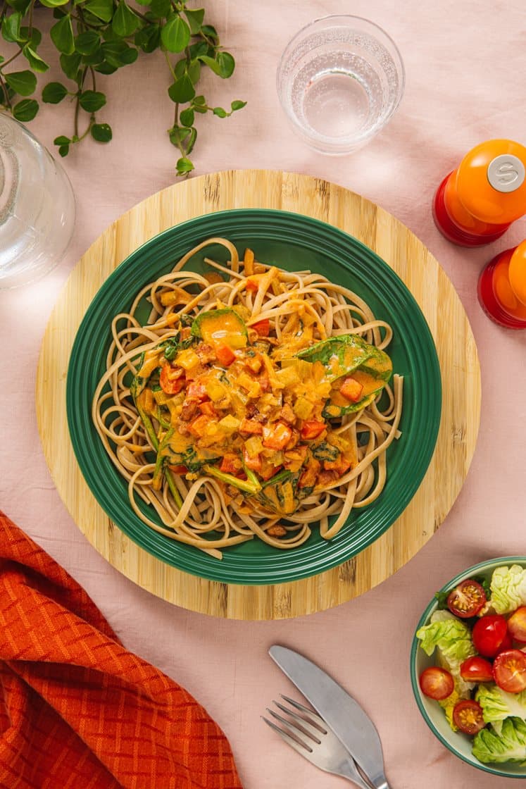 Fullkornspasta med kremet tomatsaus, bacon og spinat