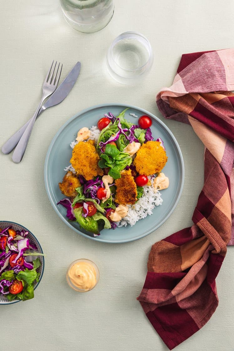 Crispy kylling med ris, salat og chilimajones