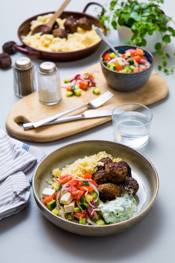 Kjøttboller med gresk salat, couscous og tzatziki
