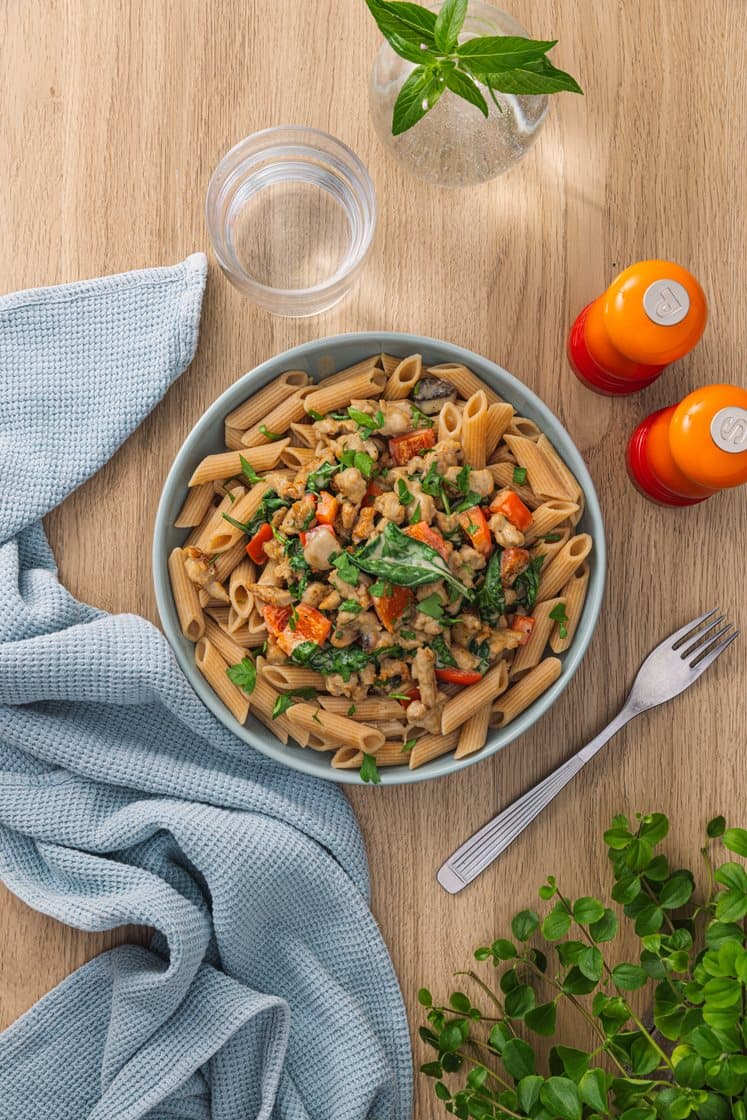 Kremet fullkornspasta med kyllingkjøttdeig, sopp, cherrytomater og spinat