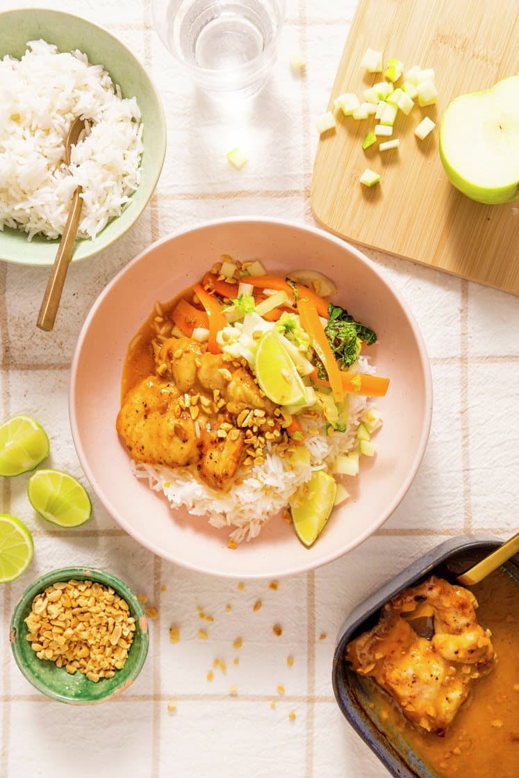 Utbenet kyllinglår i sataysaus med wokket kålblanding, ris, eple og peanøtter