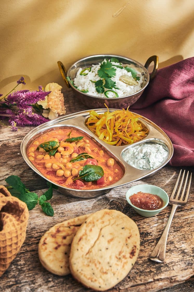 Indisk thali med chana masala, raita og nanbrød