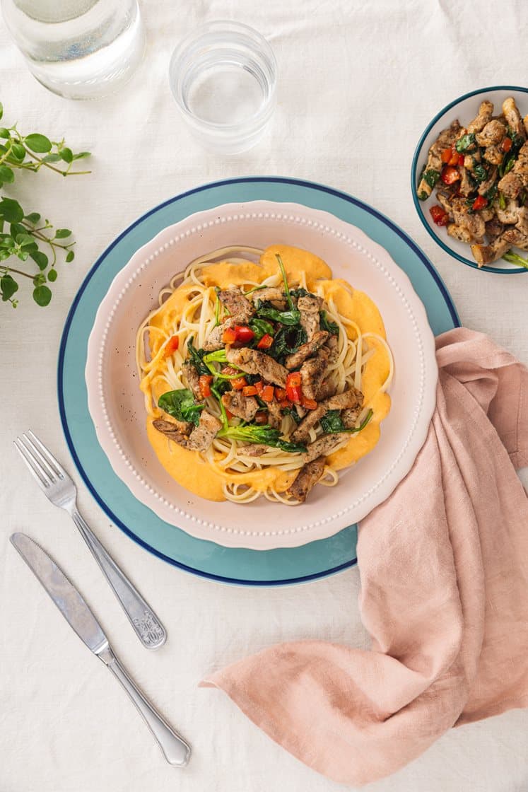 Paprikakremet pasta med urtemarinert svinekjøtt og spinat