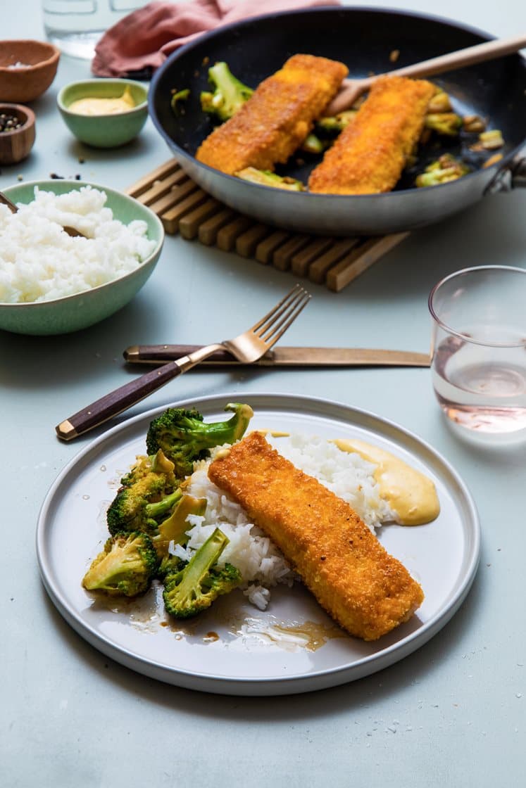 Panert laks med ingefærstekt brokkoli, jasminris og curry- og mangodressing