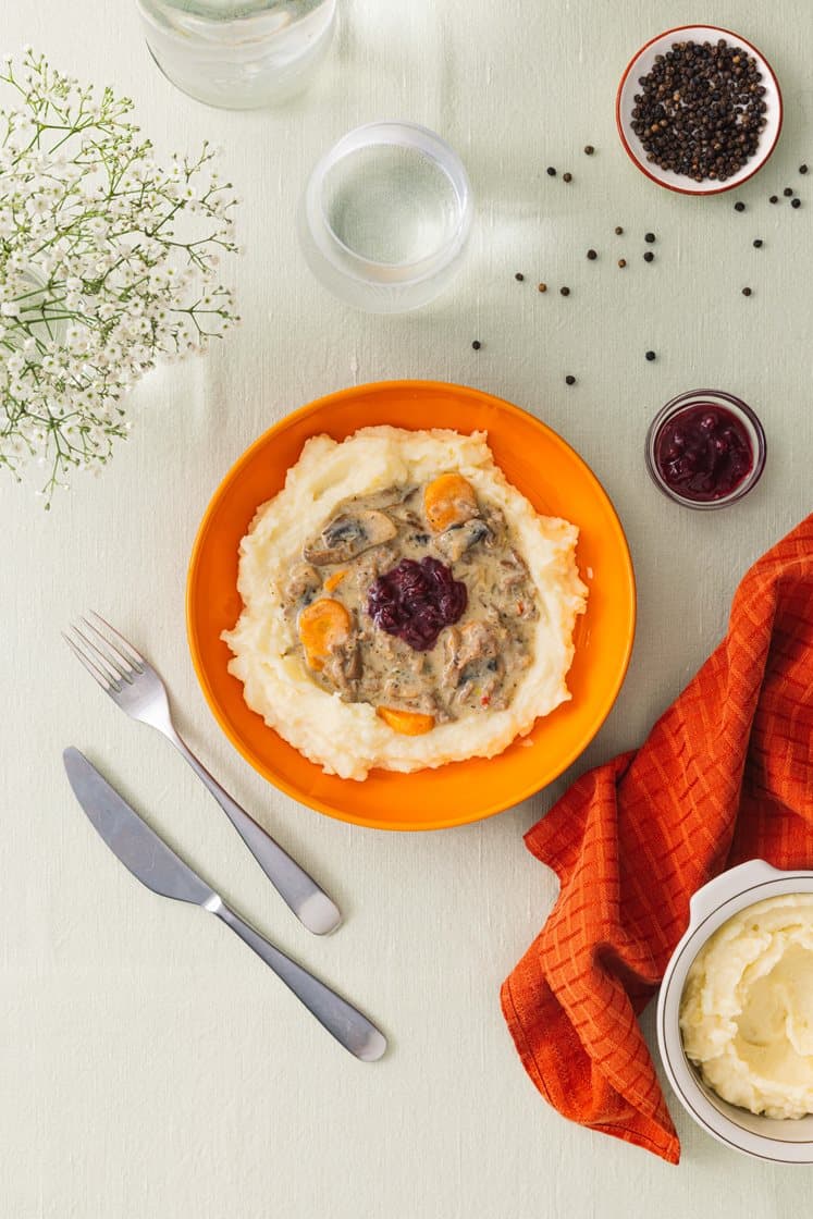 Kremet kjøttgryte med sjampinjong, potetmos og rørte tyttebær