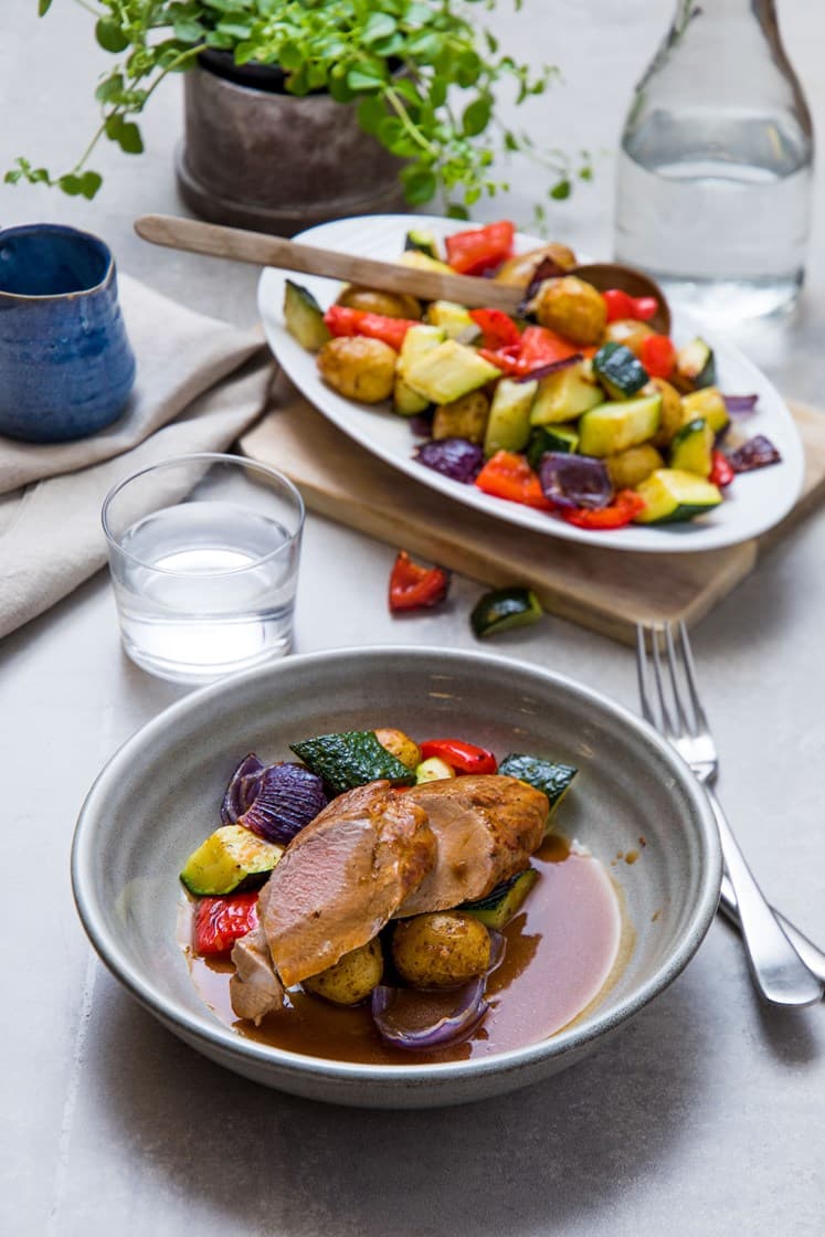 Filetstykke av svin med ovnsbakte grønnsaker, urtepoteter og peppersaus