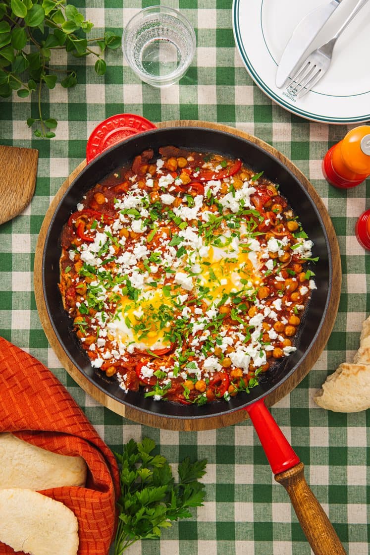 Shakshuka med kikerter, persille, fetaost og varme brød