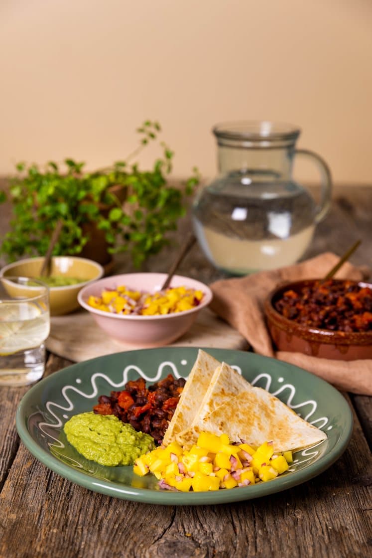 Quesadillas med tomatstekte svarte bønner, mangosalsa og guacamole