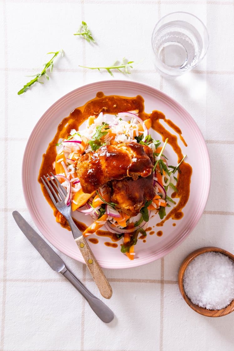 Kyllinglårfilet i barbecuesaus og frisk rissalat 