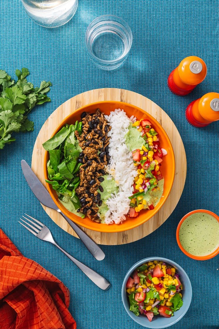 Tacobowl med ris, tomat- og maissalsa, og kremet jalapeñodressing