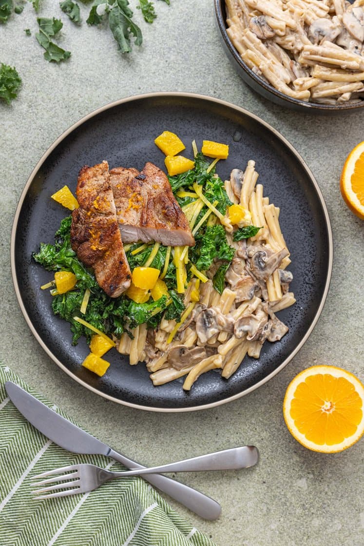 Mager svinekam og soppkremet pasta, med crispy grønnkål og appelsin 