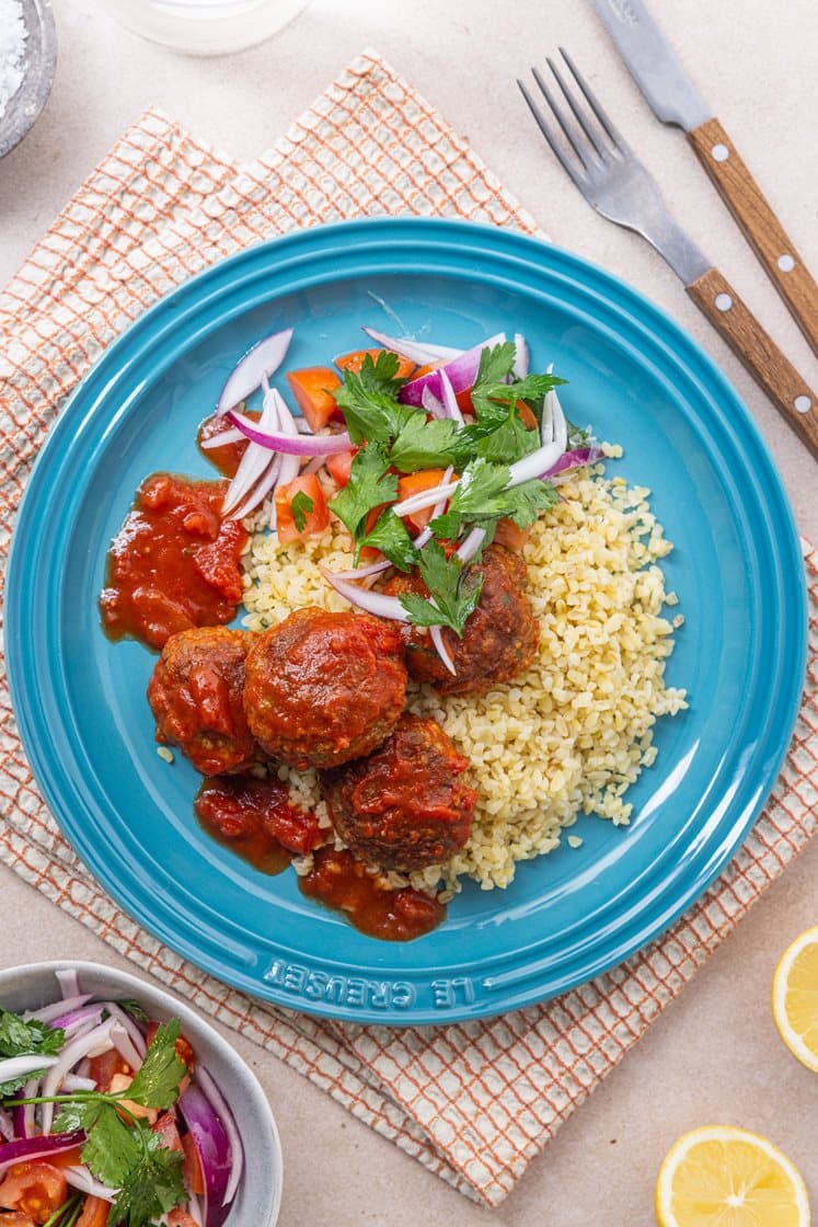 Tyrkisk køfte i fyldig tomatsaus med bulgur og tomat- og løksalat