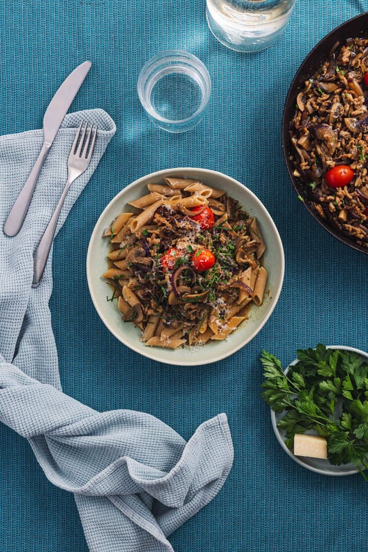 Krydret svinedeig i tomatsaus med fullkornspenne