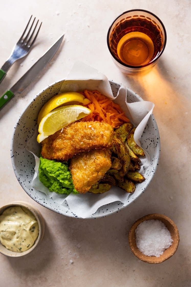 Fish & chips med ertepuré og revet gulrot