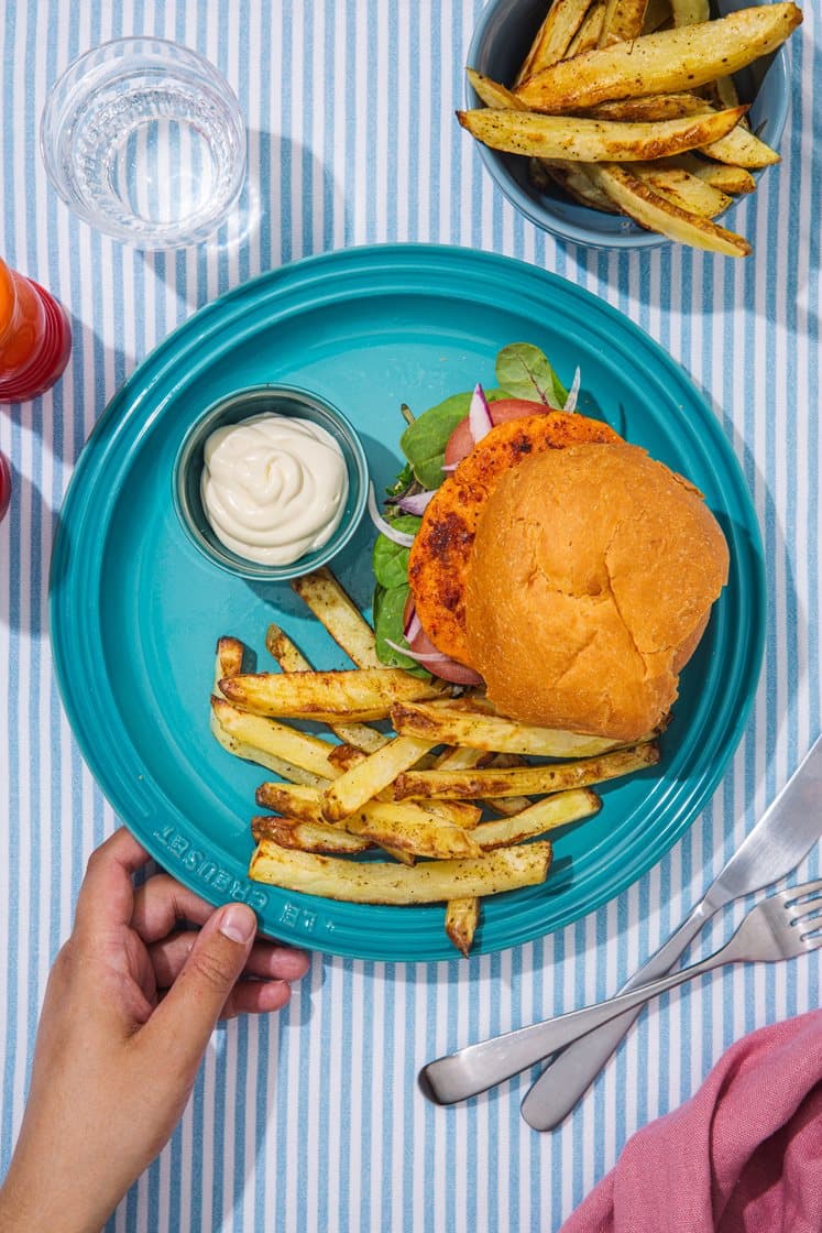 Ørretburger med cheddar og chili, potetfries, aioli og salat