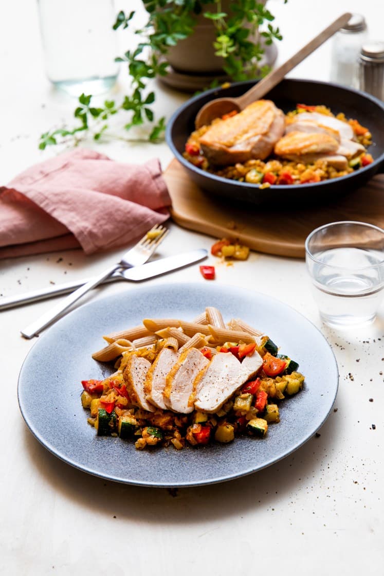 Ovnsbakt kyllingbryst med basilikumstekte grønnsaker og fullkornspenne