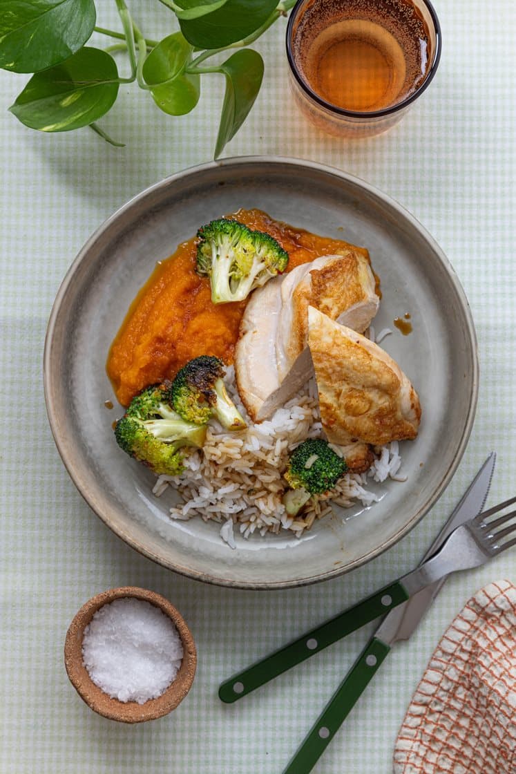 Kyllingbryst med gulrot- og ingefærkrem, soyabakt brokkoli og ris