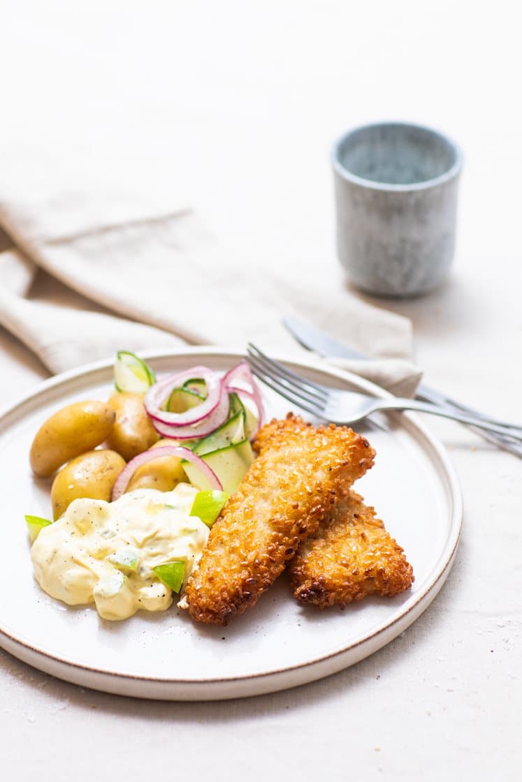 Panert torsk med kremet karridressing, agurksalat og kokte poteter