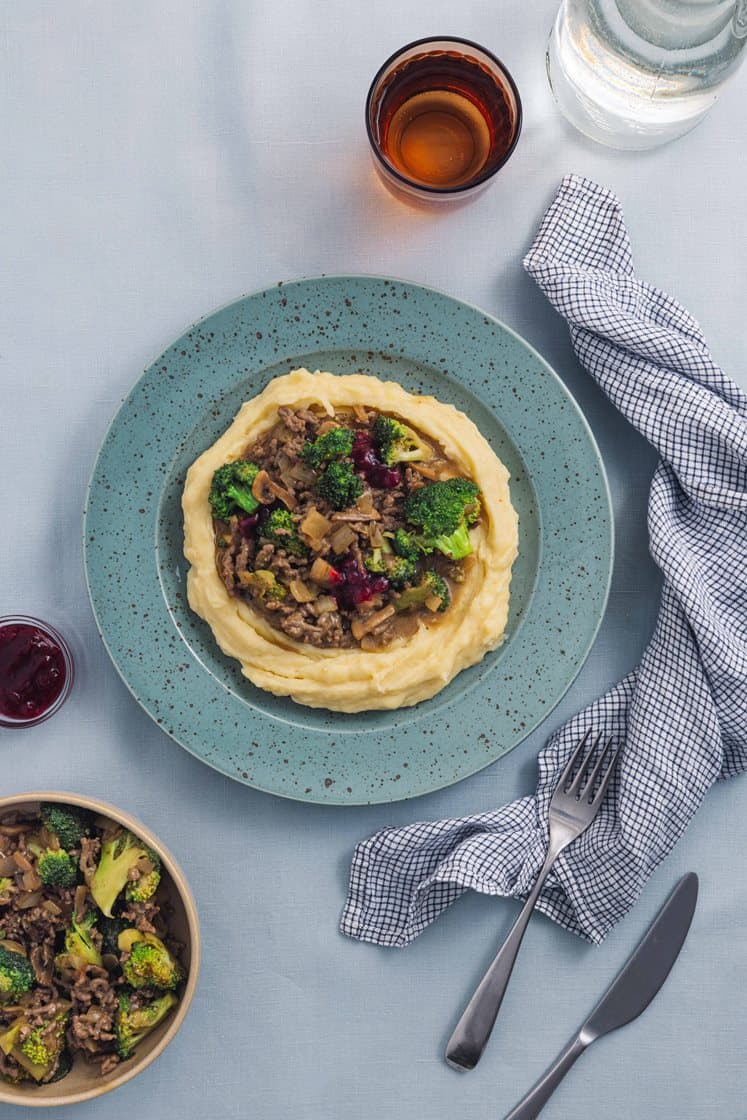 Soppgryte med kjøttdeig og brokkoli, potetmos og rørte tyttebær