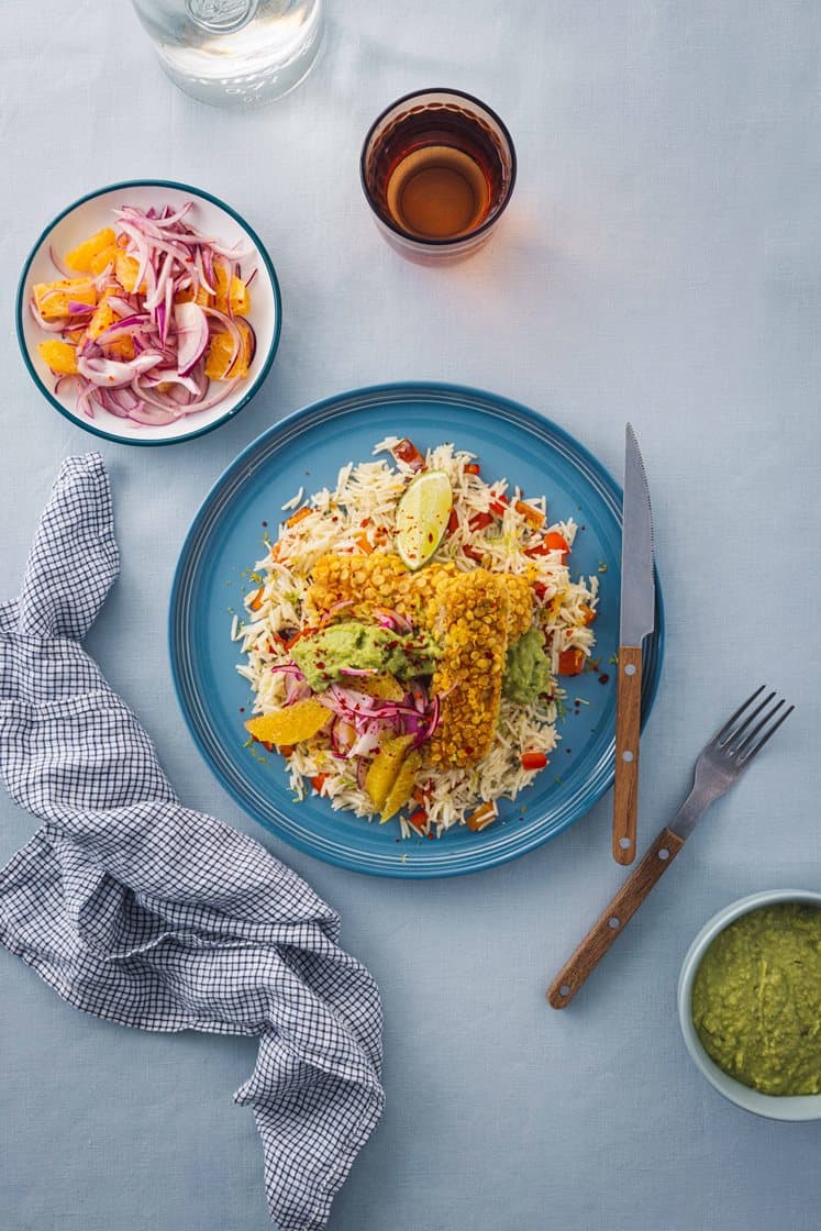 Sprøbakt seifilet med paprikaris, guacamole og spicy appelsin- og rødløksalat