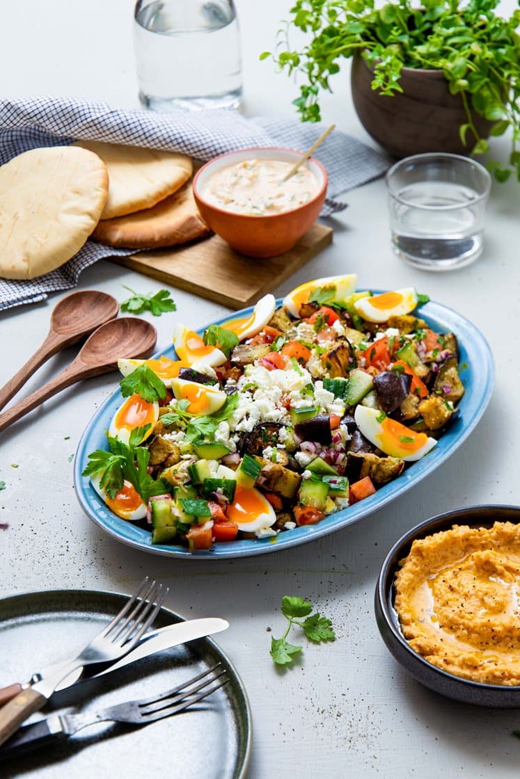 Aubergine-, kikert- og chevresalat med pitabrød og srirachayoghurt