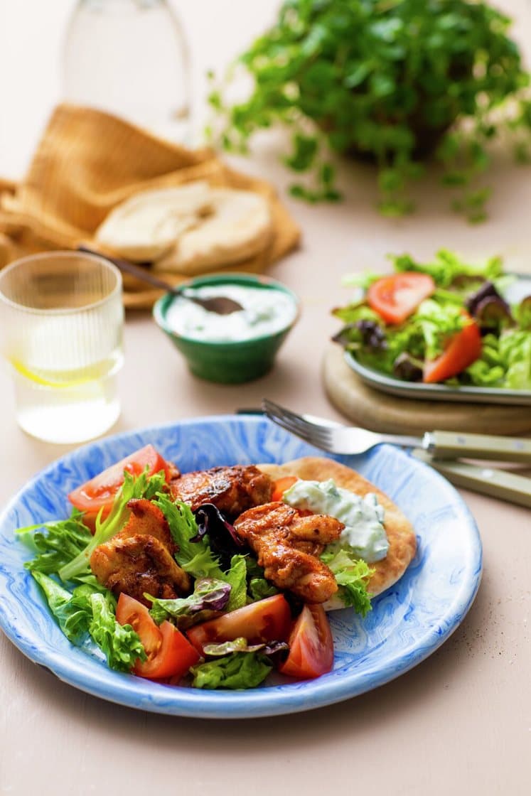 Kyllinggyros og multibrød med hjemmelaget tzatziki og tobladsalat
