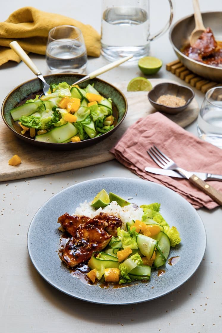 Teriyakiglasert svinekam med frisk appelsinsalat og ris