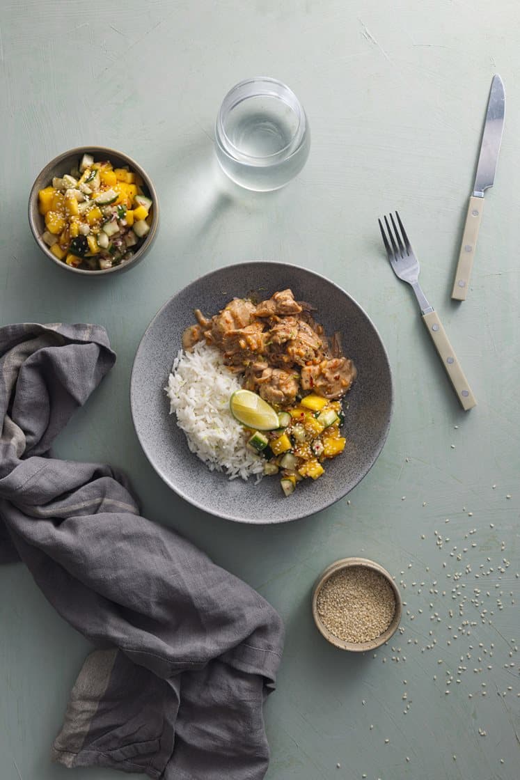 Kylling i kokos- og peanøttsaus med frisk mangosalsa og ris