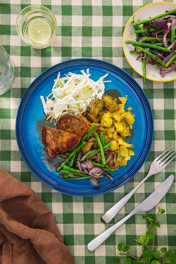 Røkt svinekam med poteter, eple- og sellerislaw og stekesjy 