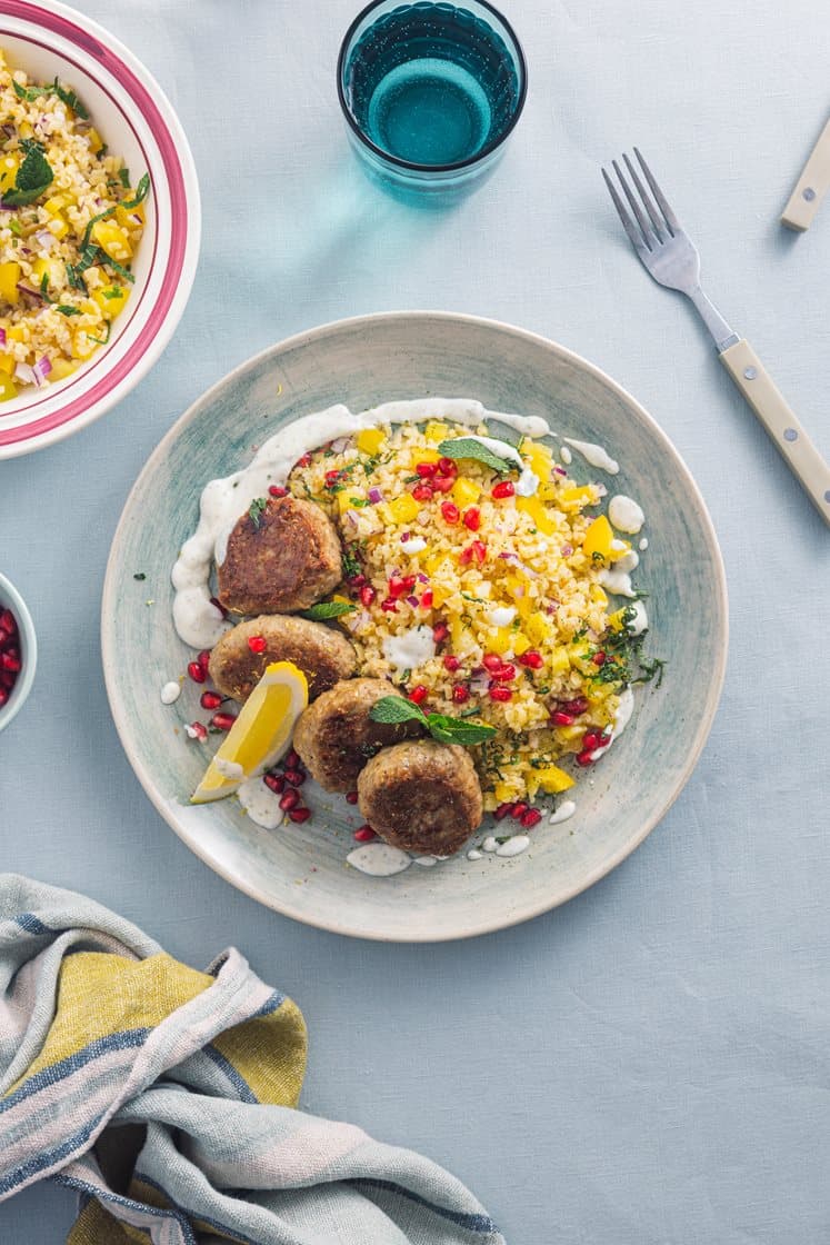 Bulgursalat med paprika og mynte, servert med kyllingkaker, granateple og yoghurtdressing 