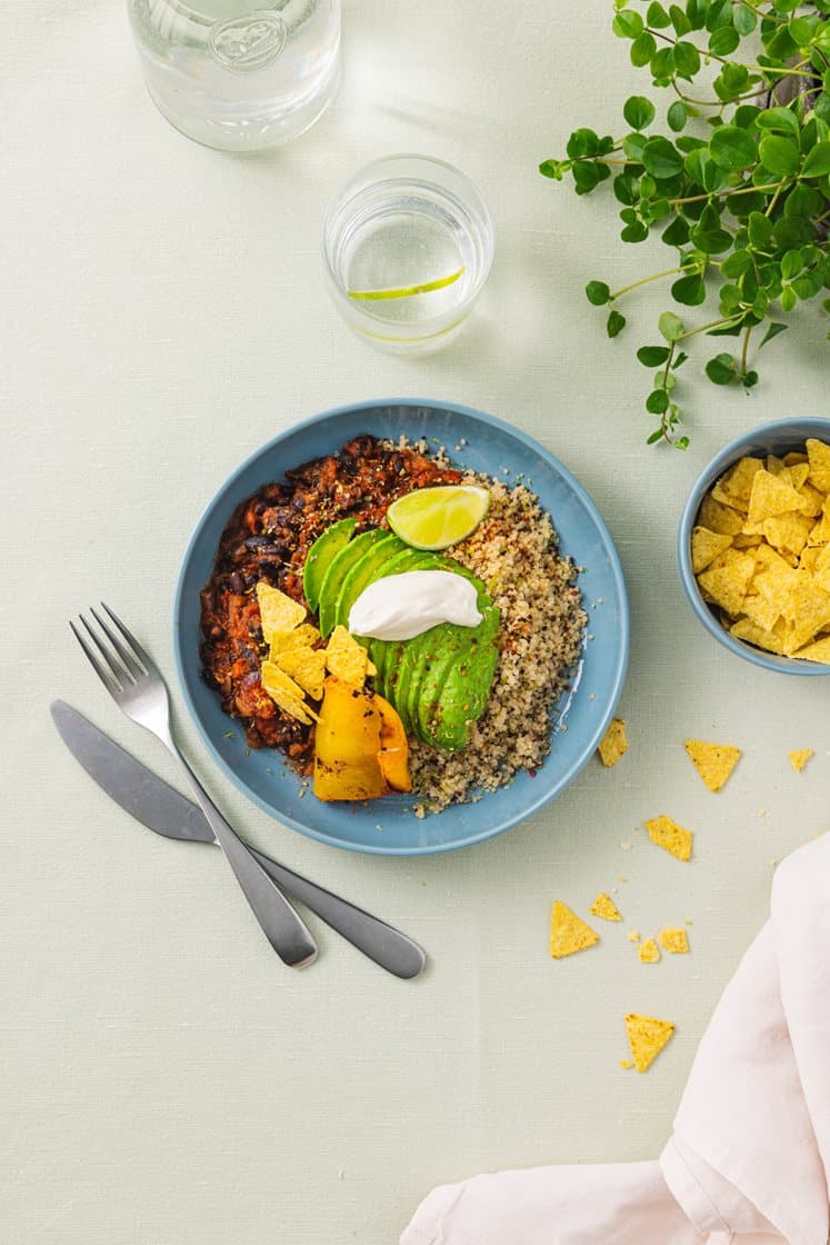 Chili sin carne med ovnsbakt paprika, quinoa, avokado og mynte
