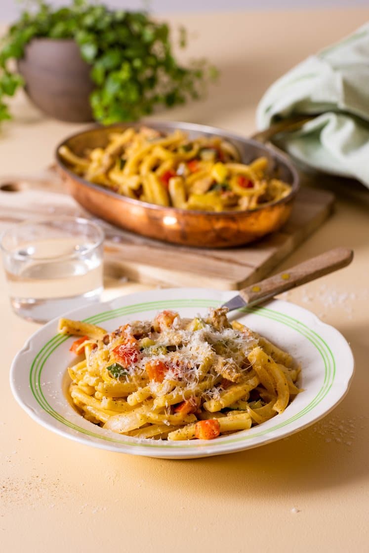 Pasta med svinestrimler og pepperoni i mild ostesaus