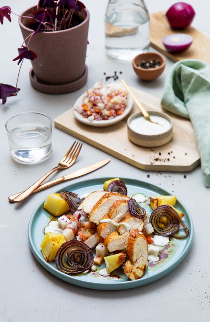 Garam masala-krydret kyllingbryst med ovnsbakt potet og krydderyoghurt