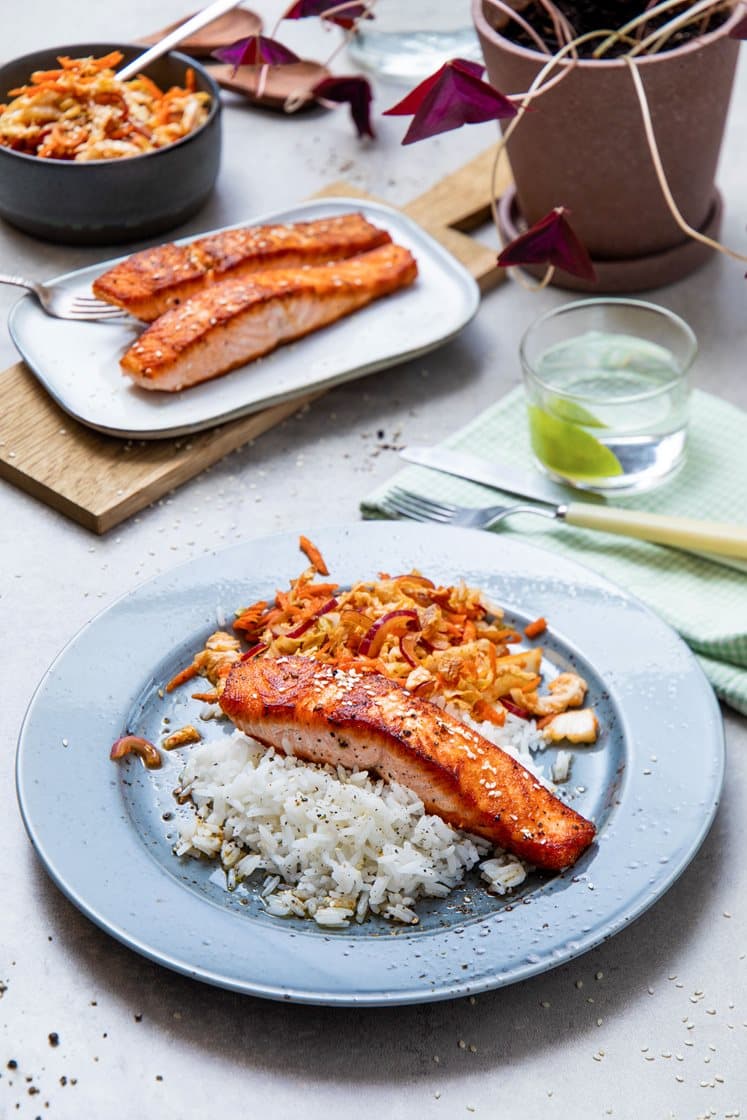 Pannestekt laks med rask kimchi og ris