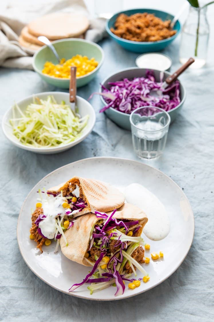 Pulled pork i pitabrød med frisk rødkålsalat og urtedressing
