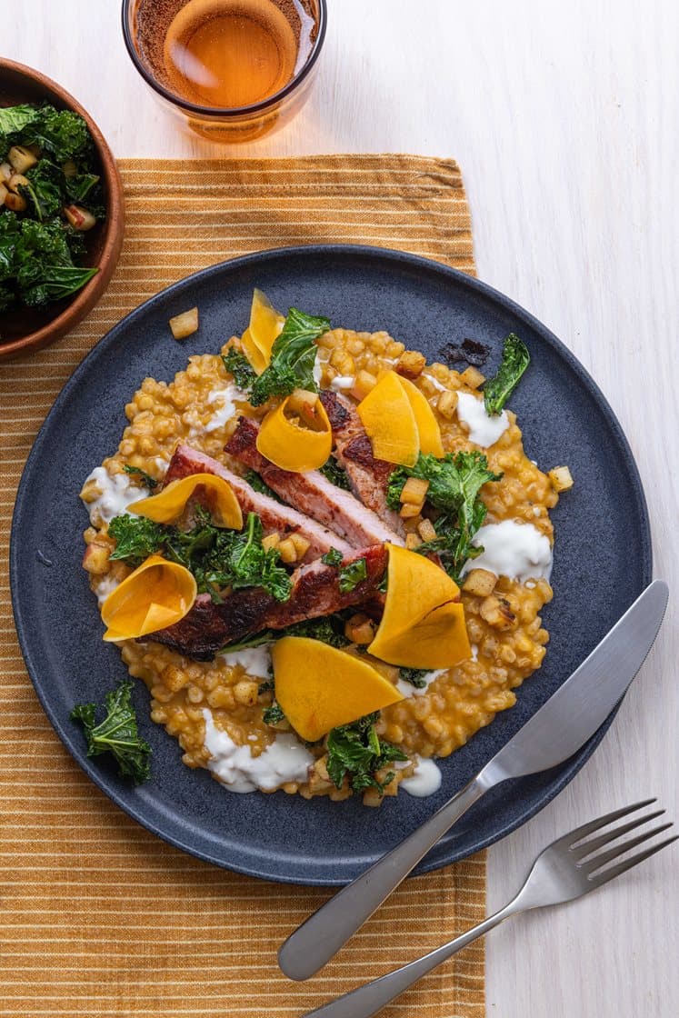 Røkt svinekam og gresskarkremet mathvete med eple og grønnkål