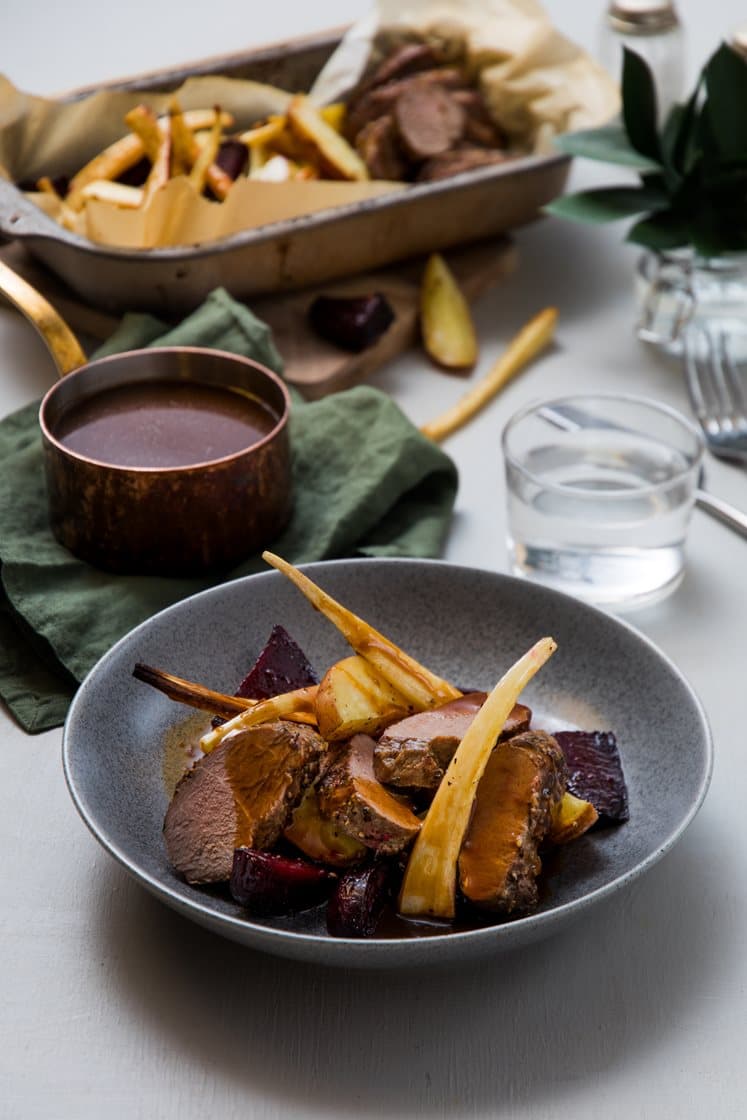 Svinefilet med ovnsbakte rødbeter og pastinakker, med sjysaus
