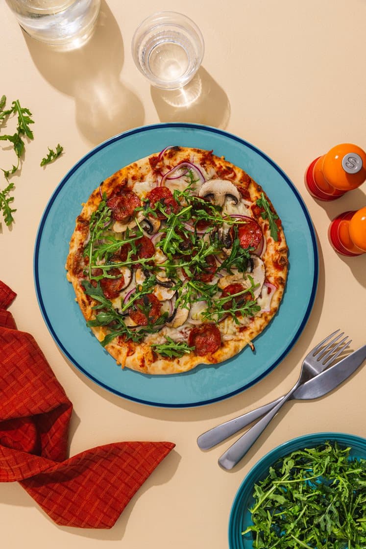 Pepperonipizza med aromasopp, rødløk og ruccolasalat