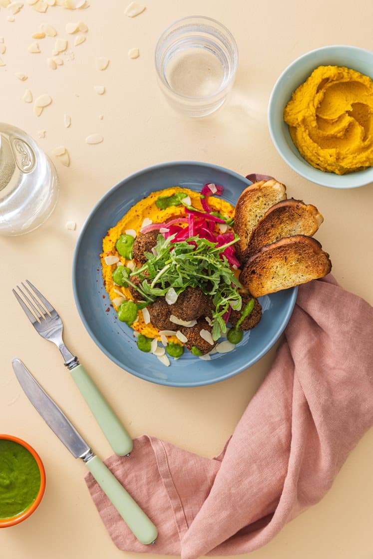 Falafelbowl med krydret gulrot- og kikertmos, myntekrem, syltet rødløk og zaatar-krutonger