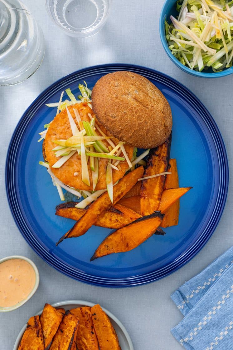 Teriyakiglasert lakseburger med ovnsbakte søtpoteter, syltet ingefærsalat og srirachamajones 