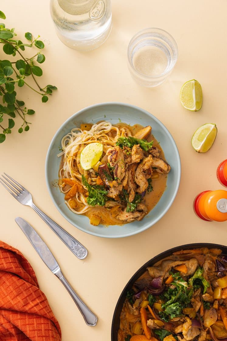 Rød curry med kylling, kokosmelk, grønnkål og nudler