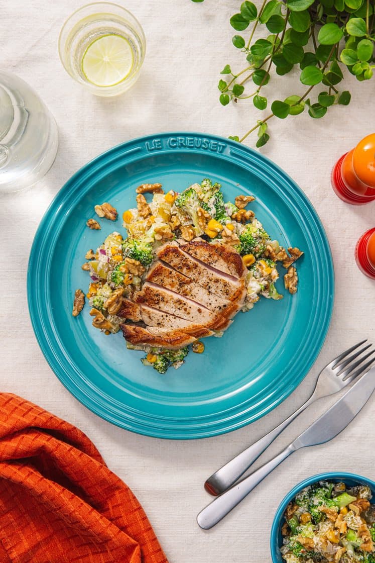 Svinekam og potetsalat med brokkoli, mais og valnøtter