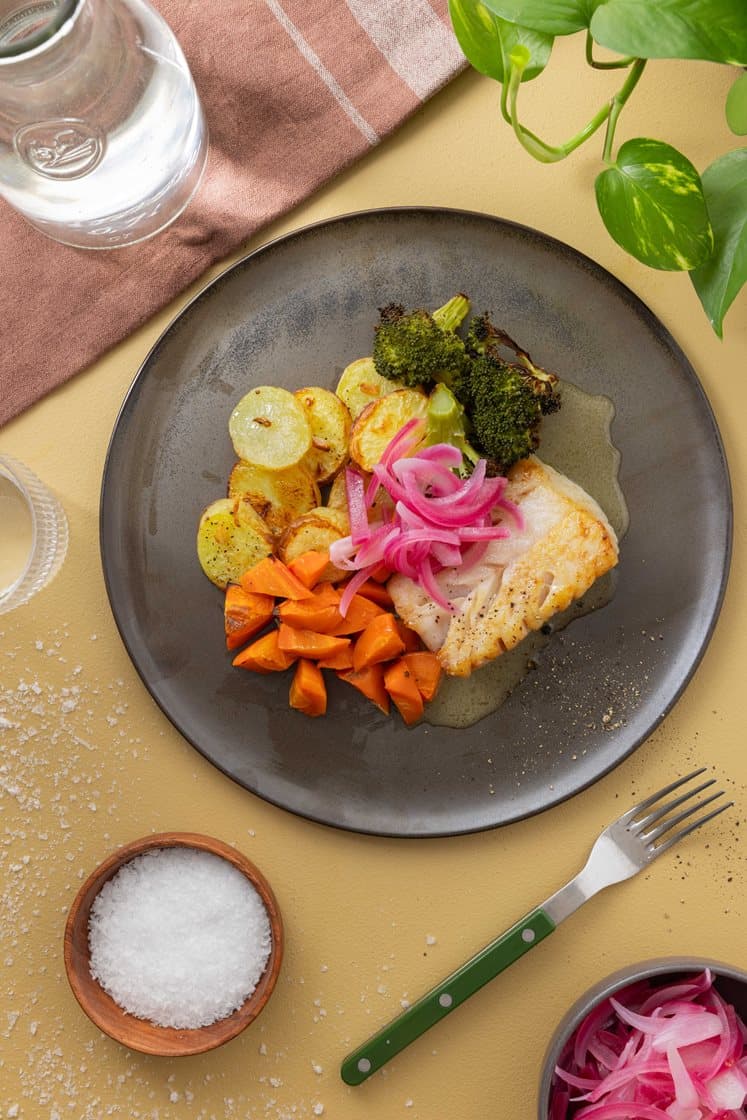 Lyrfilet med hvitløksbakte potetskiver og brokkoli, syltet rødløk og syrlig fiskesaus