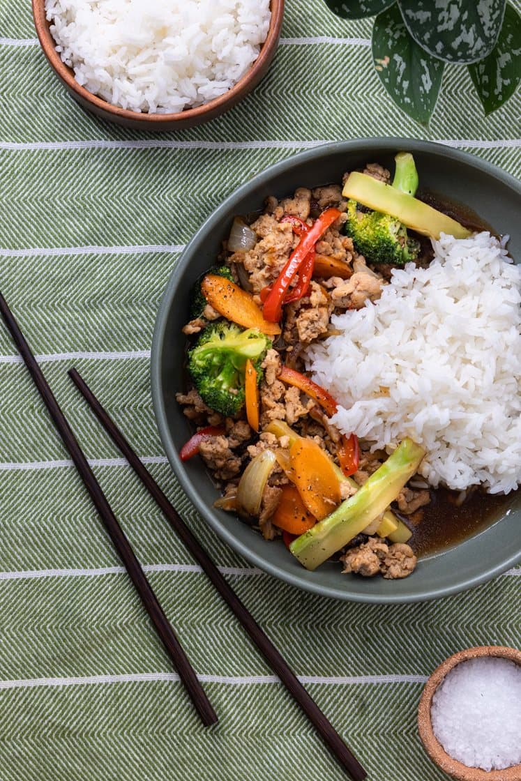 Chop suey med kyllingkjøttdeig, paprika og ris