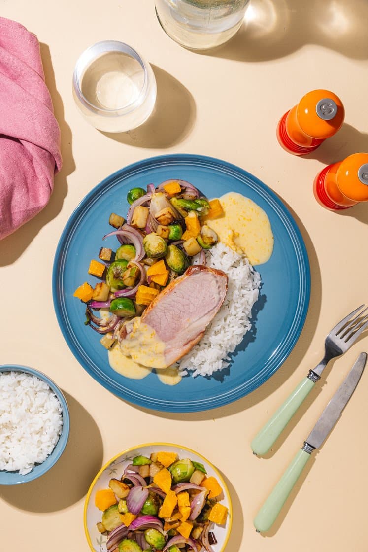 Røkt svinekam med pannestekt rosenkål, ris og kremet appelsinsaus