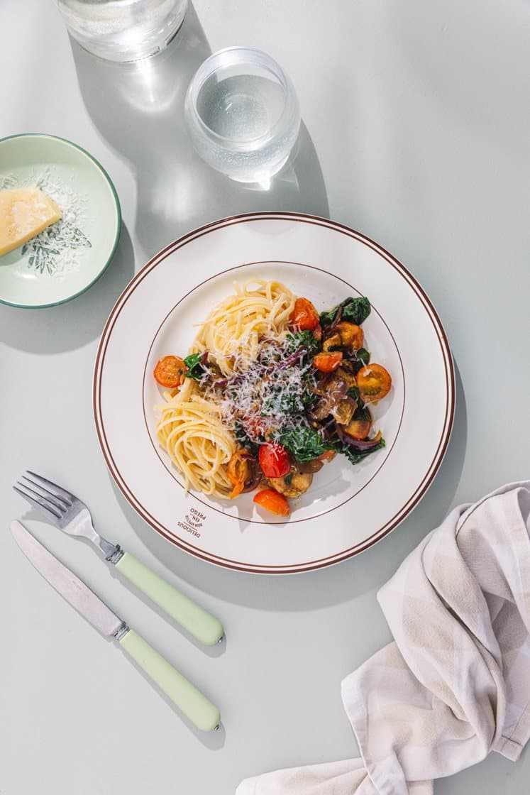 Pasta med kylling, tomater, balsamicovinaigrette og Grana Padano 