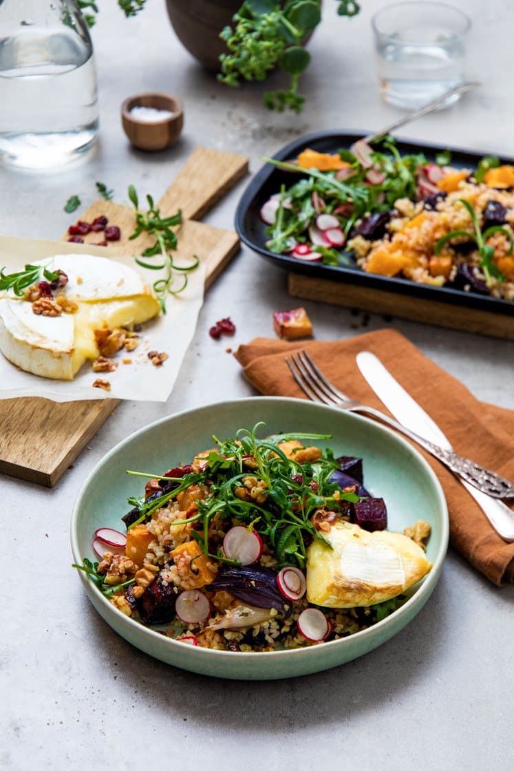 Bulgursalat med ovnsbakte rotgrønnsaker, tranebær, ruccola og brie