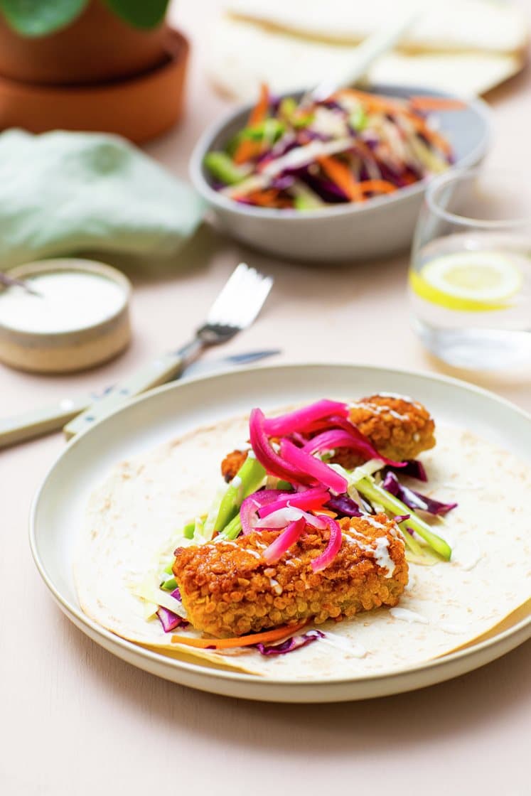 Sprøbakt sei i tortilla med råkost,  lettsyltet rødløk og hvitløksdressing