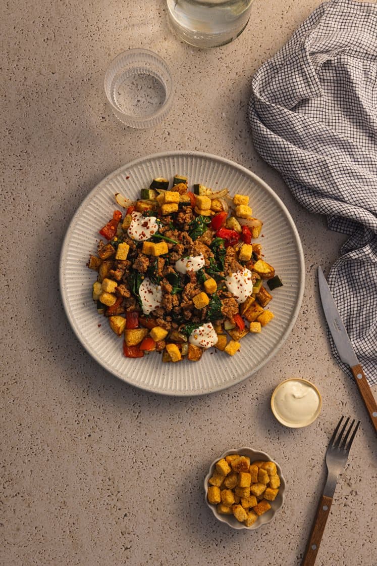 Spansk tallerken med bakte grønnsaker og poteter, toppet med chorizodeig, krutonger og sitronaioli