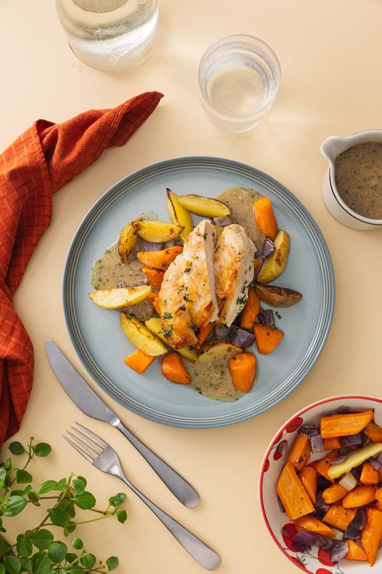 Hvitløksstekt kylling med grana padanosjy, bakte grønnsaker og estragonsmør